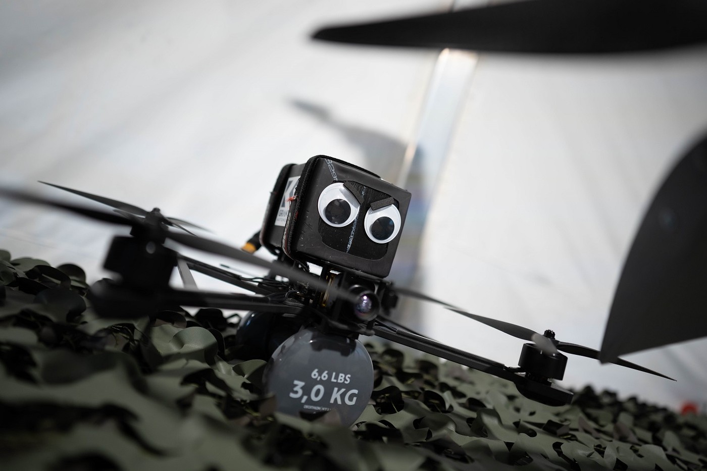 Навігація FPV-дрона без GPS: інерційні датчики, оптичний потік і робота оператора