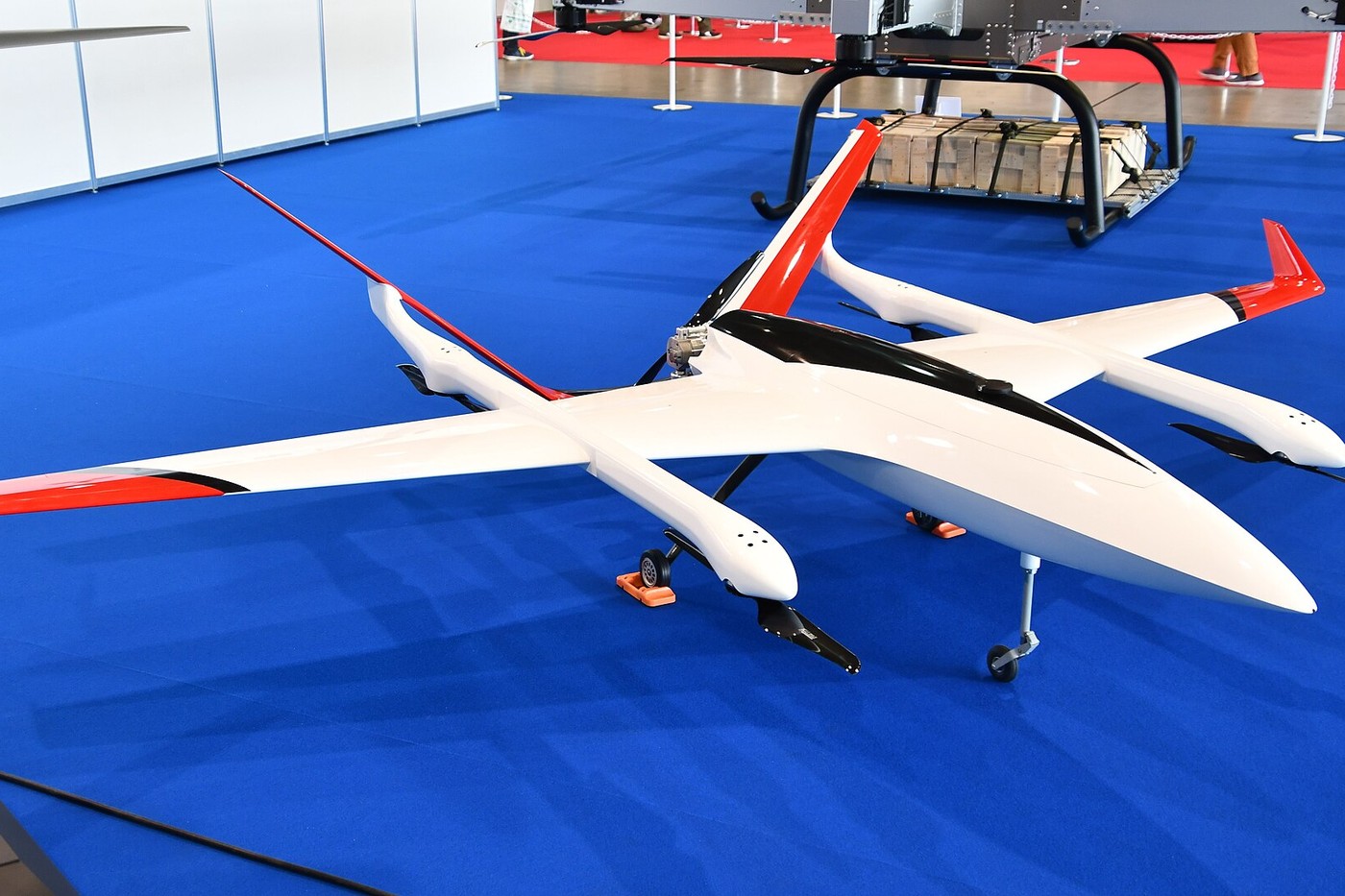 VTOL-безпілотник: як вертикальний зліт поєднується з економічним польотом крила